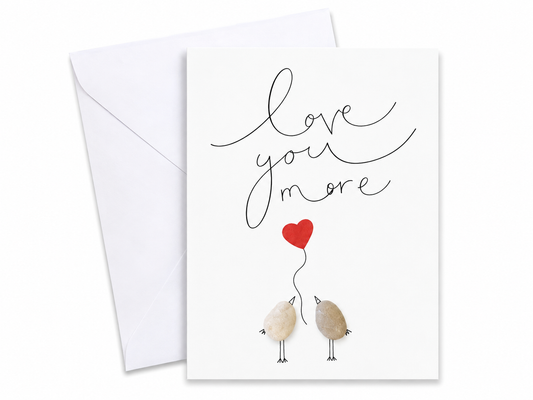 Handgemachte weiße Klappkarte mit zwei Kieselstein-Vögeln und rotem Herzballon, handgeschriebener Schriftzug „love you more“ – Liebeskarte, Grußkarte mit Umschlag