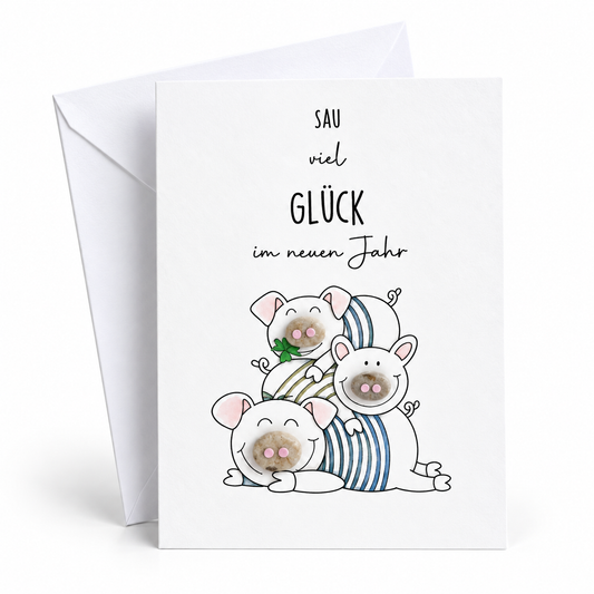 Handgemachte weiße Klappkarte mit drei Kieselstein-Schweinchen und Kleeblatt, Spruch „Sau viel Glück im neuen Jahr“ – Neujahrskarte, Grußkarte mit Umschlag