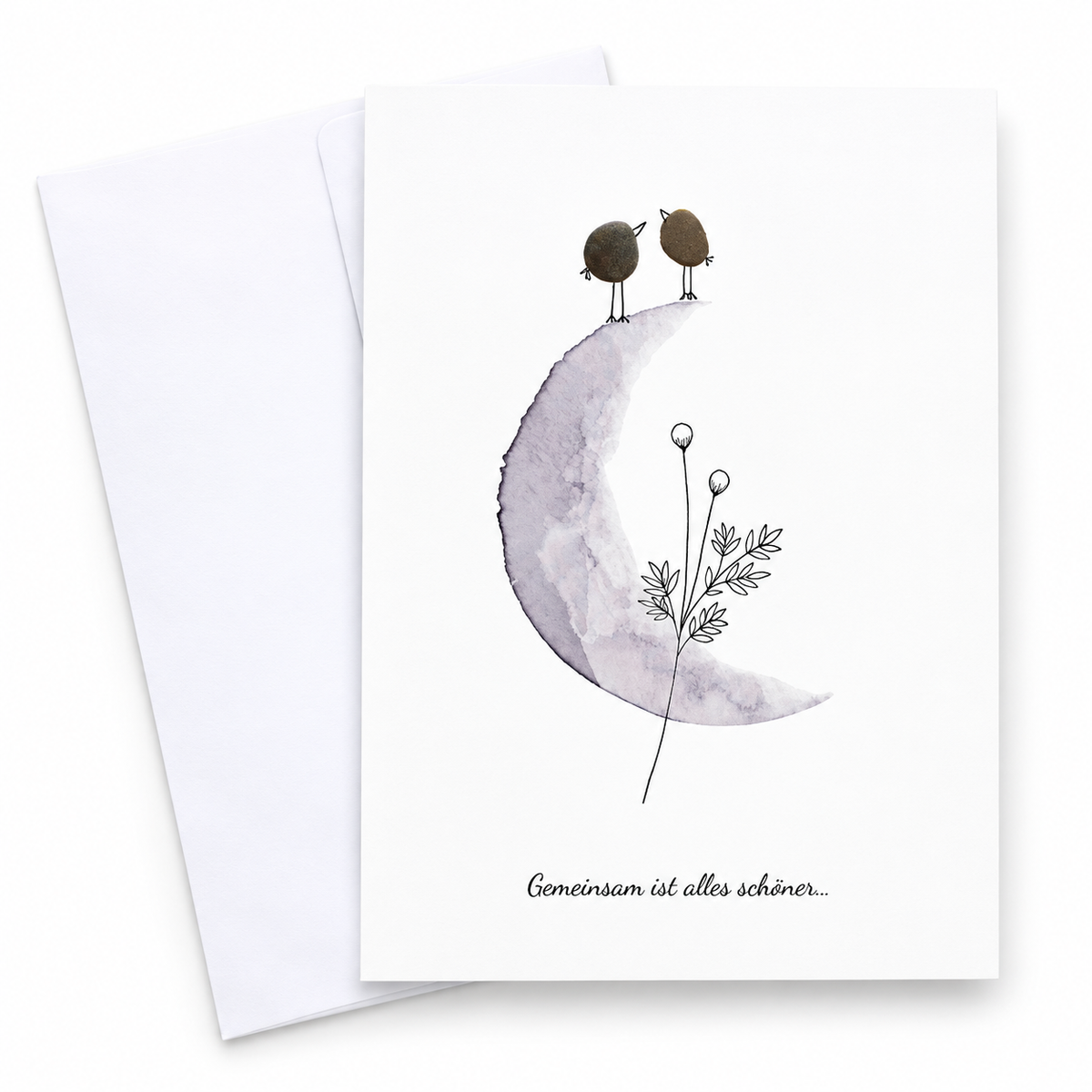 Handgemachte weiße Klappkarte mit zwei Kieselstein-Vögeln auf einem lila Aquarell-Mond mit Blumenzweig, Spruch „Gemeinsam ist alles schöner…“ – Karte für Verliebte, Grußkarte mit Umschlag