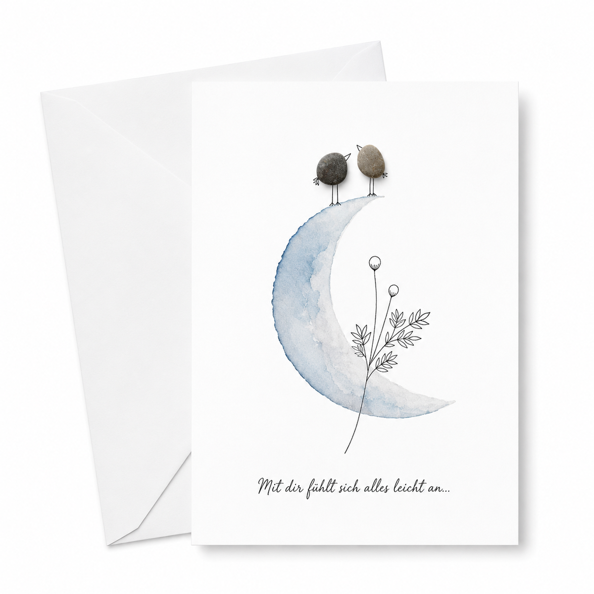 Handgemachte weiße Klappkarte mit zwei Kieselstein-Vögeln auf einem blauen Aquarell-Mond mit Blumenzweig, Spruch „Mit dir fühlt sich alles leicht an…“ – Karte für Verliebte, Grußkarte mit Umschlag