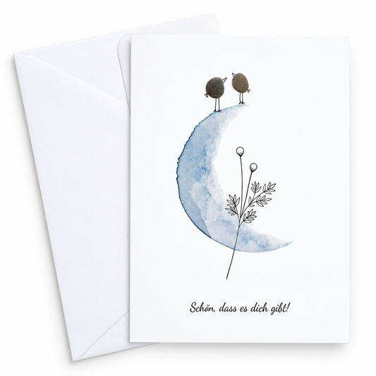 Handgemachte weiße Klappkarte mit zwei Kieselstein-Vögeln auf einem blauen Aquarell-Mond mit Blumenzweig, Spruch „Schön, dass es dich gibt!“ – Karte für Verliebte, Grußkarte mit Umschlag
