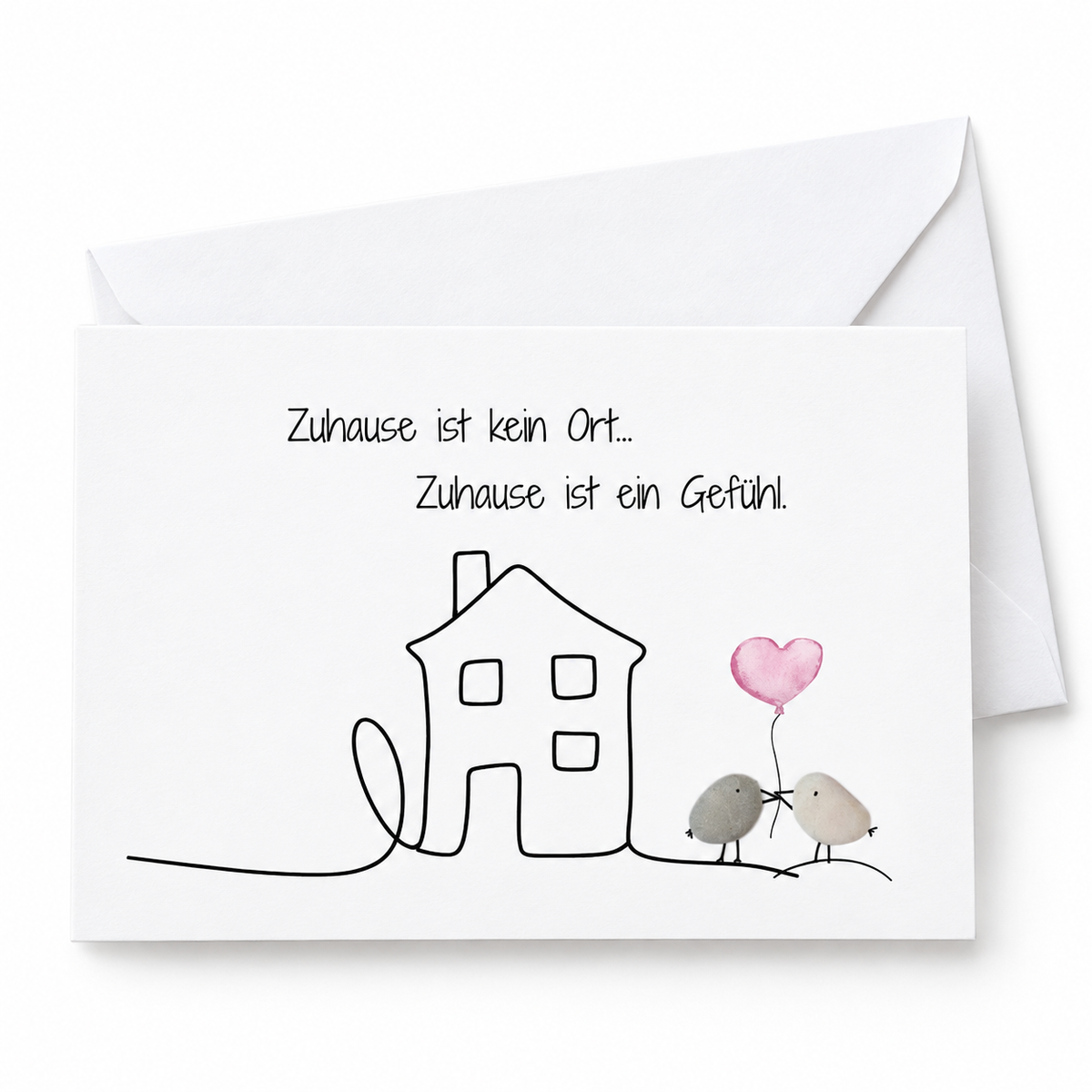 Handgemachte weiße Klappkarte im Querformat mit zwei Kieselstein-Vögeln mit rosa Herzballon neben einem gezeichneten Haus, Spruch „Zuhause ist kein Ort… Zuhause ist ein Gefühl.“ – Karte zum Einzug, Grußkarte mit Umschlag