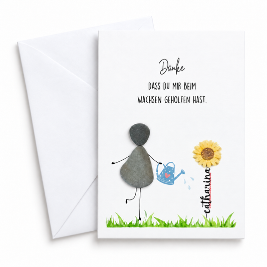 Handgemachte weiße Klappkarte mit Kieselstein-Figur mit Gießkanne und Sonnenblume, personalisiert mit Namen, Spruch „Danke, dass du mir beim Wachsen geholfen hast.“ – Dankeskarte, Grußkarte mit Umschlag