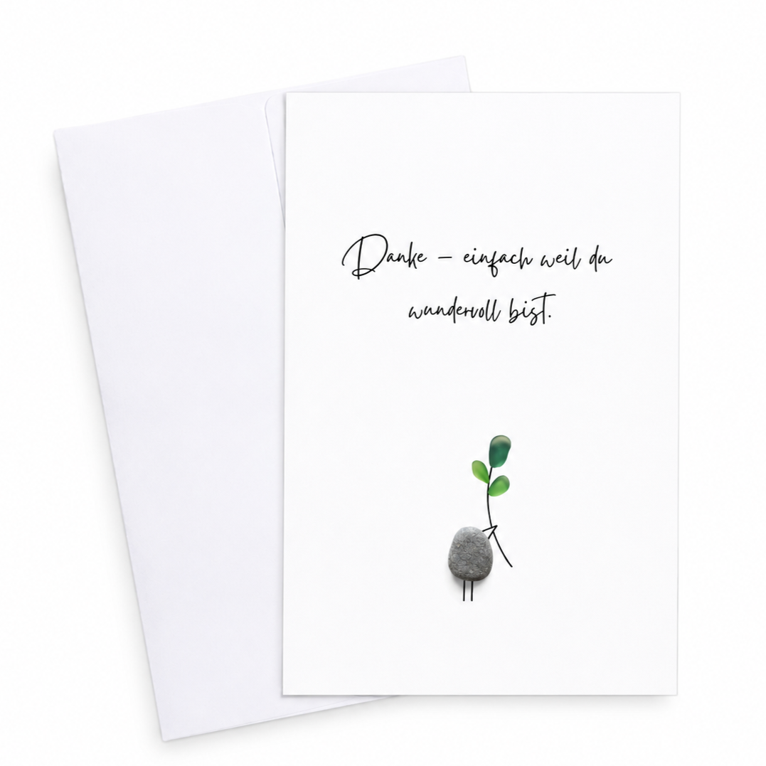 Handgemachte weiße Klappkarte mit Kieselstein-Figur mit grünem Zweig, Spruch „Danke – einfach weil du wundervoll bist.“ – Dankeskarte, Grußkarte mit Umschlag