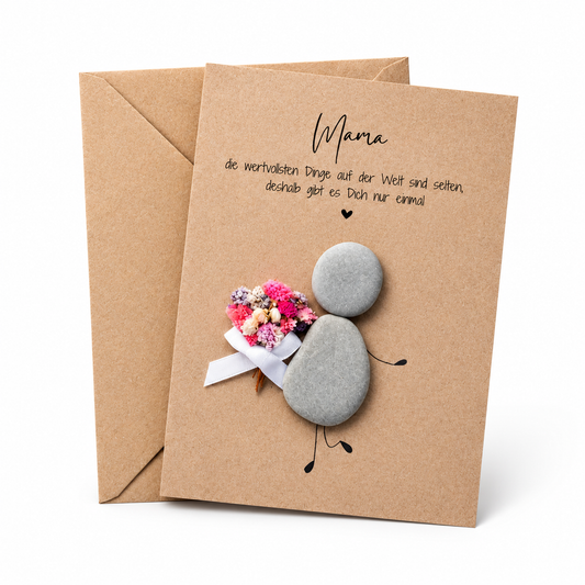 Handgemachte Kraftpapier-Klappkarte mit Kieselstein-Figur mit Trockenblumenstrauß und weißer Schleife, Spruch „Mama – die wertvollsten Dinge auf der Welt sind selten, deshalb gibt es Dich nur einmal“ – Muttertagskarte, Grußkarte mit Umschlag