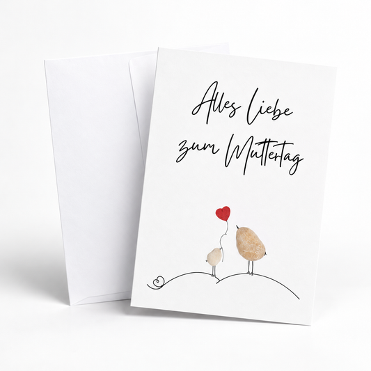 Handgemachte weiße Klappkarte mit einem großen und einem kleinen Kieselstein-Vogel und rotem Herzballon, Schriftzug „Alles Liebe zum Muttertag“ – Muttertagskarte, Grußkarte mit Umschlag