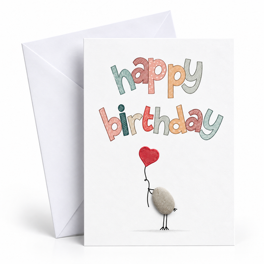 Handgemachte weiße Klappkarte mit Kieselstein-Vogel und rotem Herzballon, bunter Schriftzug „happy birthday“ – Geburtstagskarte, Grußkarte mit Umschlag