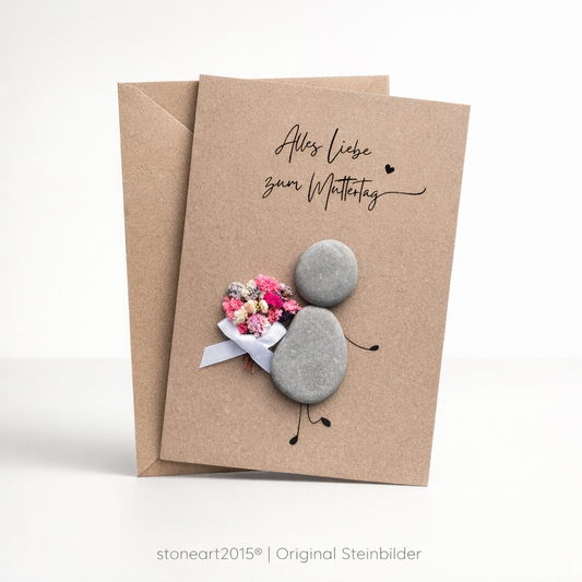 Handgemachte Kraftpapier-Klappkarte mit Kieselstein-Figur mit Trockenblumenstrauß, Schriftzug „Alles Liebe zum Muttertag“ – Muttertagskarte, Grußkarte mit Umschlag