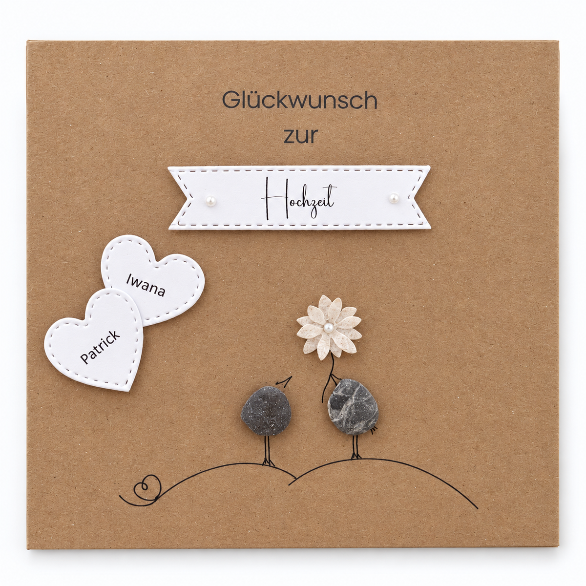 Handgemachte Kraftpapier-Klappkarte mit zwei Kieselstein-Vögeln, Papierblüte und Namensherzen, Banner „Glückwunsch zur Hochzeit“ – Hochzeitskarte, personalisiert mit Namen