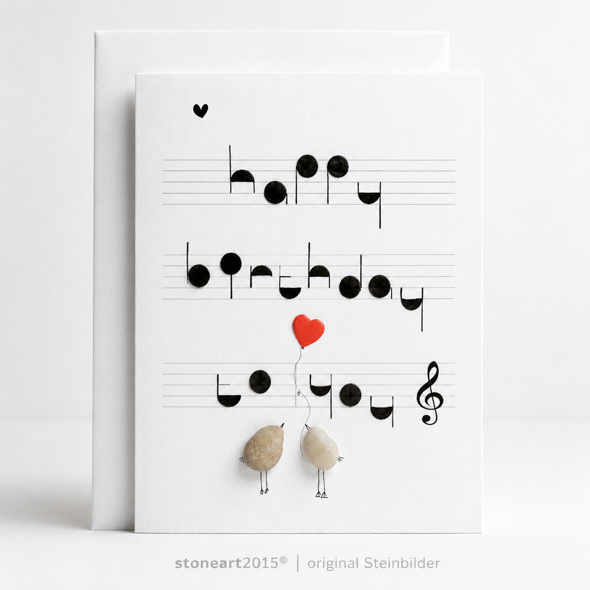 Handgemachte weiße Klappkarte mit zwei Kieselstein-Vögeln und Herzballon vor Notenzeilen, Schriftzug „happy birthday to you“ in Noten – Geburtstagskarte, Grußkarte mit Umschlag