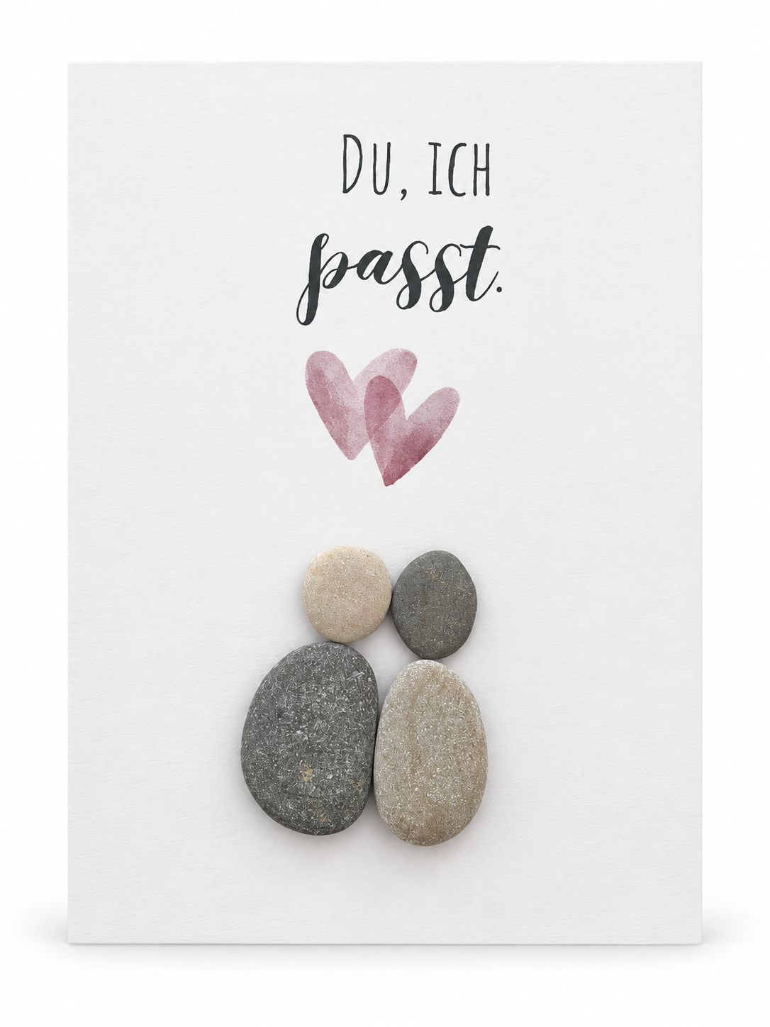 Handgemachte weiße Karte mit Kieselstein-Paar und zwei Aquarell-Herzen, Spruch „Du, ich passt.“ – Liebeskarte zum Valentinstag und Jahrestag