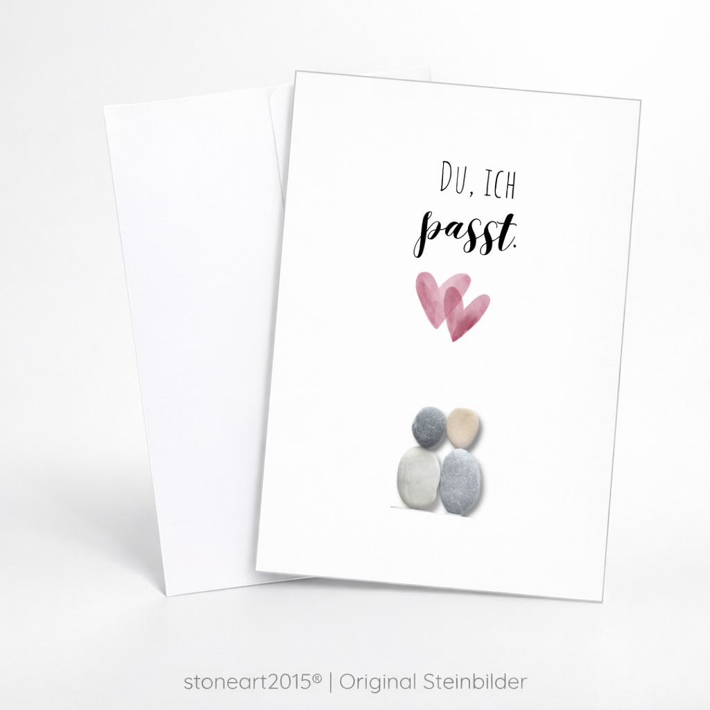 Handgemachte weiße Klappkarte mit Kieselstein-Paar und zwei Aquarell-Herzen, Spruch „Du, ich passt.“ – Liebeskarte zum Valentinstag und Jahrestag, Grußkarte mit Umschlag