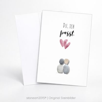 Handgemachte weiße Klappkarte mit Kieselstein-Paar und zwei Aquarell-Herzen, Spruch „Du, ich passt.“ – Liebeskarte zum Valentinstag und Jahrestag, Grußkarte mit Umschlag