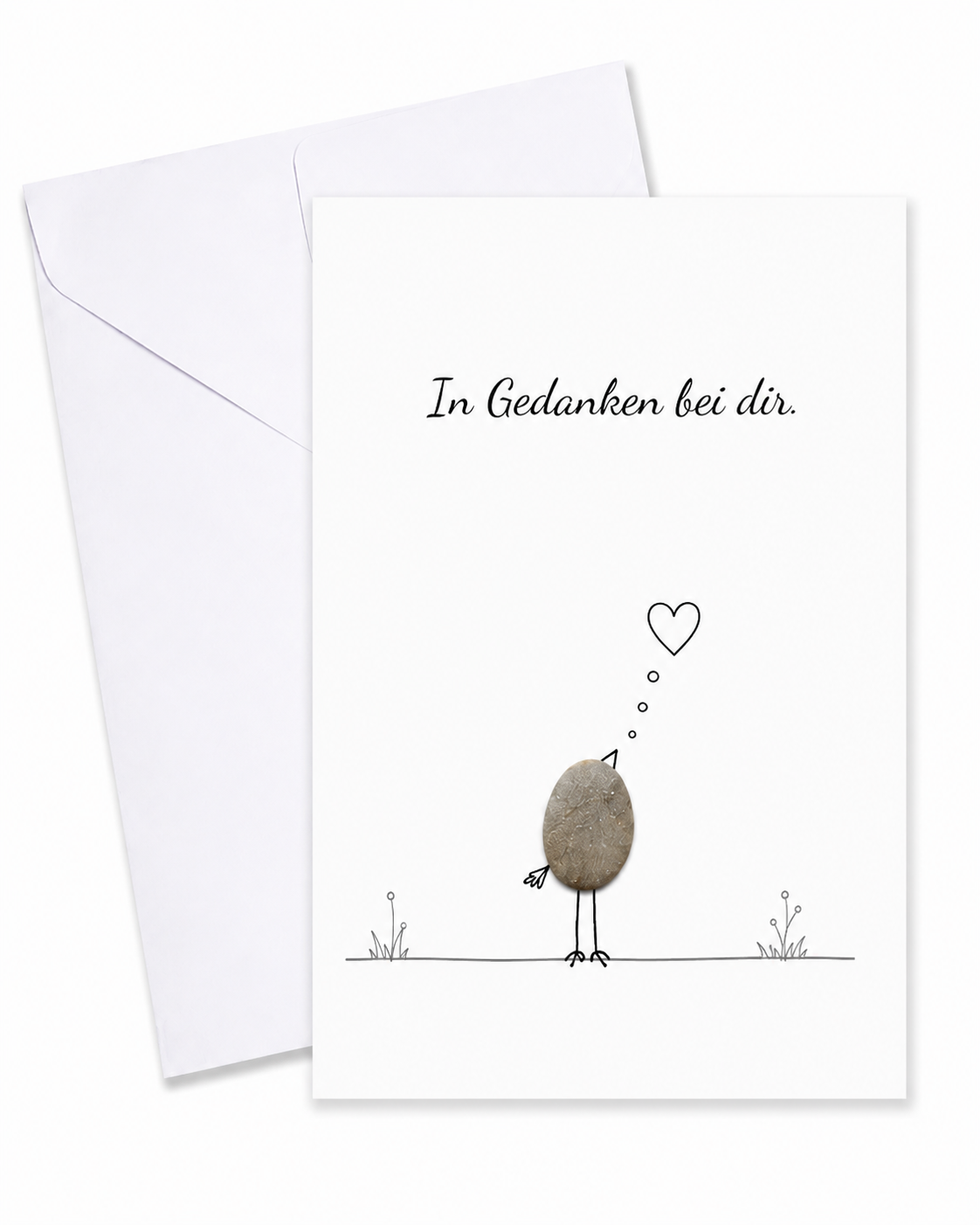 Handgemachte weiße Klappkarte mit Kieselstein-Vogel und Herz-Gedankenblase, Spruch „In Gedanken bei dir.“ – Trauerkarte zur Anteilnahme, Grußkarte mit Umschlag