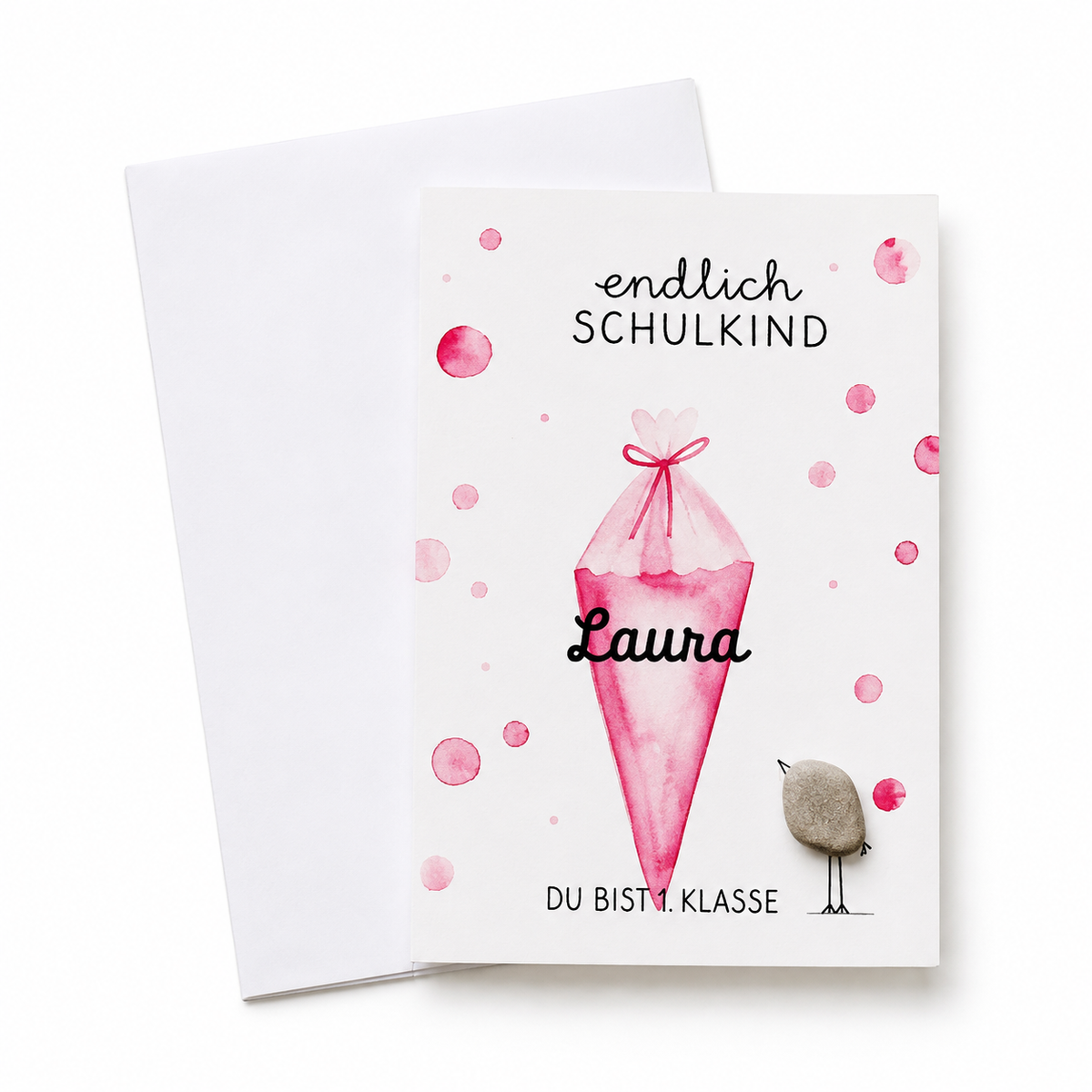 Handgemachte weiße Klappkarte mit Kieselstein-Vogel und pinker Aquarell-Schultüte, personalisiert mit Namen, Spruch „endlich Schulkind – du bist 1. Klasse“ – Einschulungskarte, Grußkarte mit Umschlag