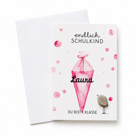Handgemachte weiße Klappkarte mit Kieselstein-Vogel und pinker Aquarell-Schultüte, personalisiert mit Namen, Spruch „endlich Schulkind – du bist 1. Klasse“ – Einschulungskarte, Grußkarte mit Umschlag