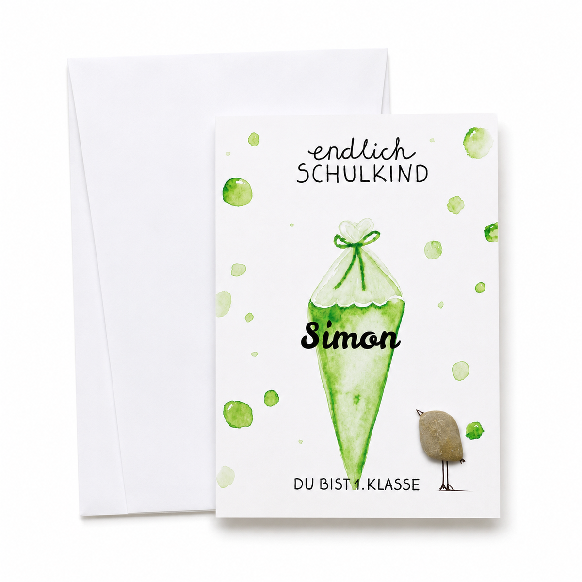 Handgemachte weiße Klappkarte mit Kieselstein-Vogel und grüner Aquarell-Schultüte, personalisiert mit Namen, Spruch „endlich Schulkind – du bist 1. Klasse“ – Einschulungskarte, Grußkarte mit Umschlag