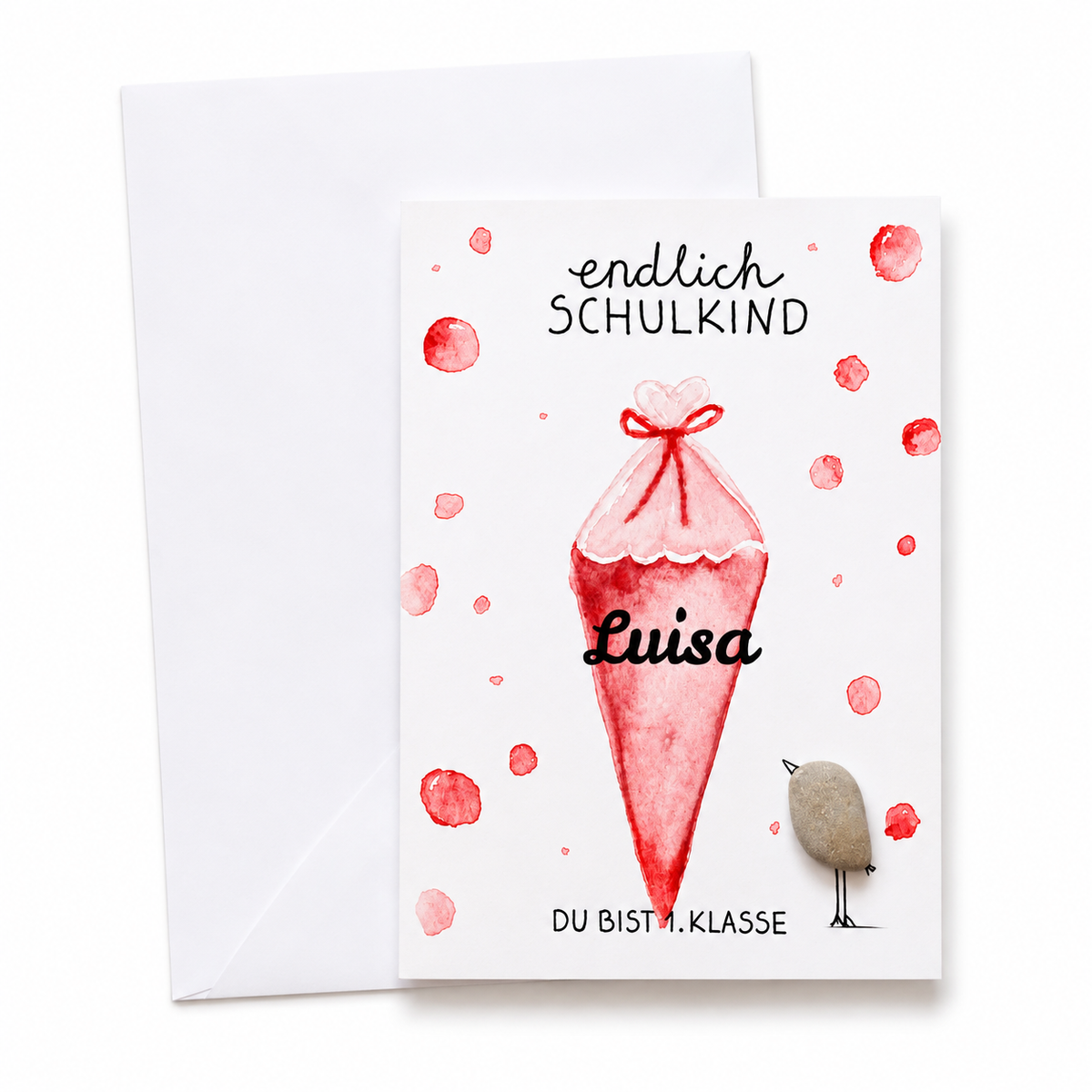 Handgemachte weiße Klappkarte mit Kieselstein-Vogel und roter Aquarell-Schultüte, personalisiert mit Namen, Spruch „endlich Schulkind – du bist 1. Klasse“ – Einschulungskarte, Grußkarte mit Umschlag