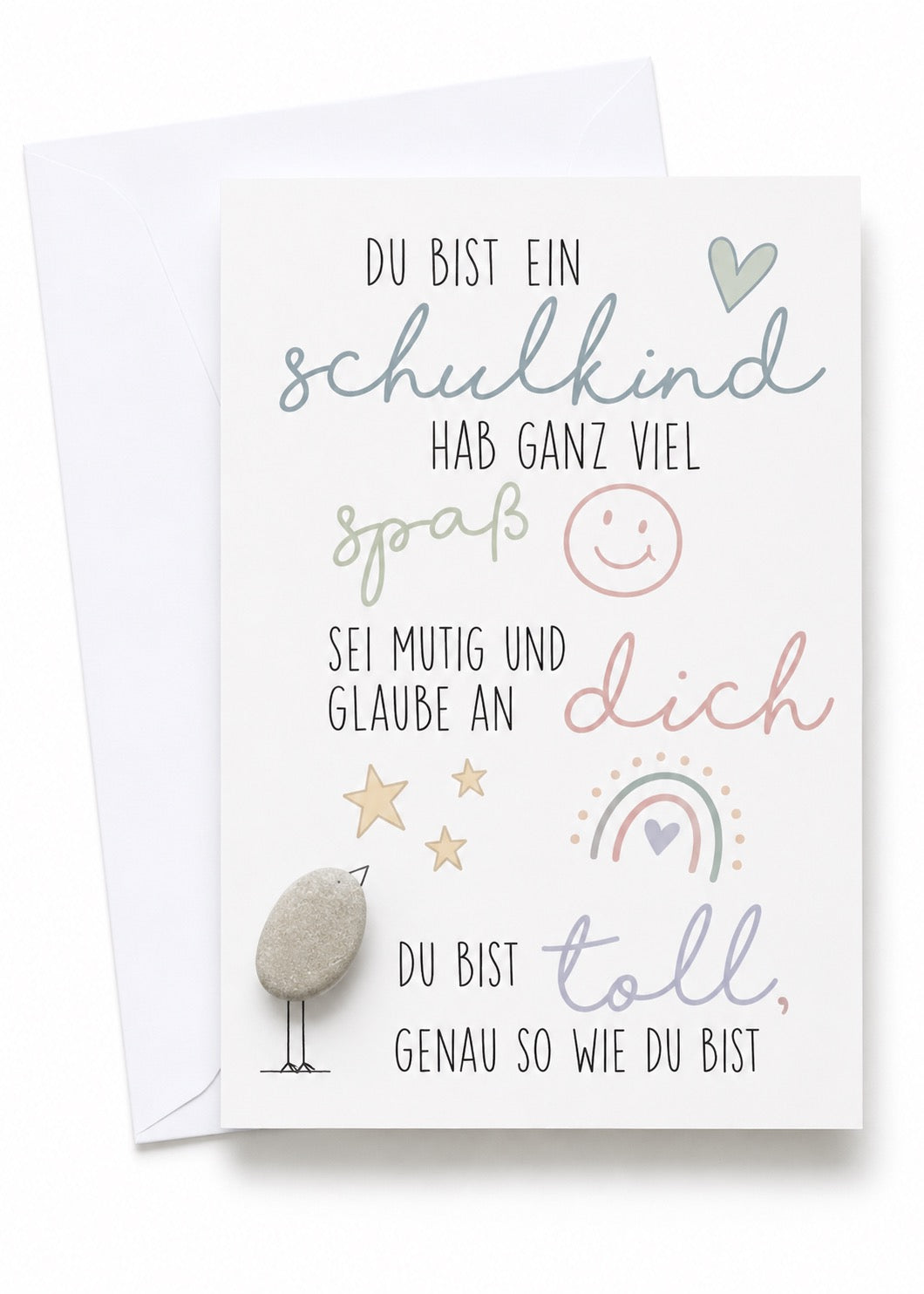 Handgemachte weiße Klappkarte mit Kieselstein-Vogel, Sternen und Regenbogen, Spruch „Du bist ein Schulkind – hab ganz viel Spaß, sei mutig und glaube an dich“ – Einschulungskarte zum Schulstart, Grußkarte mit Umschlag