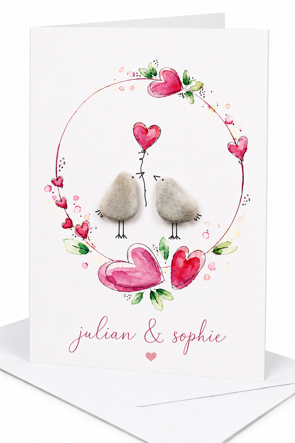Handgemachte weiße Klappkarte mit zwei Kieselstein-Vögeln mit Herzballon im Aquarell-Herzkranz, personalisiert mit Namen – Karte zur Hochzeit, zum Jahrestag und zum Valentinstag, Grußkarte mit Umschlag