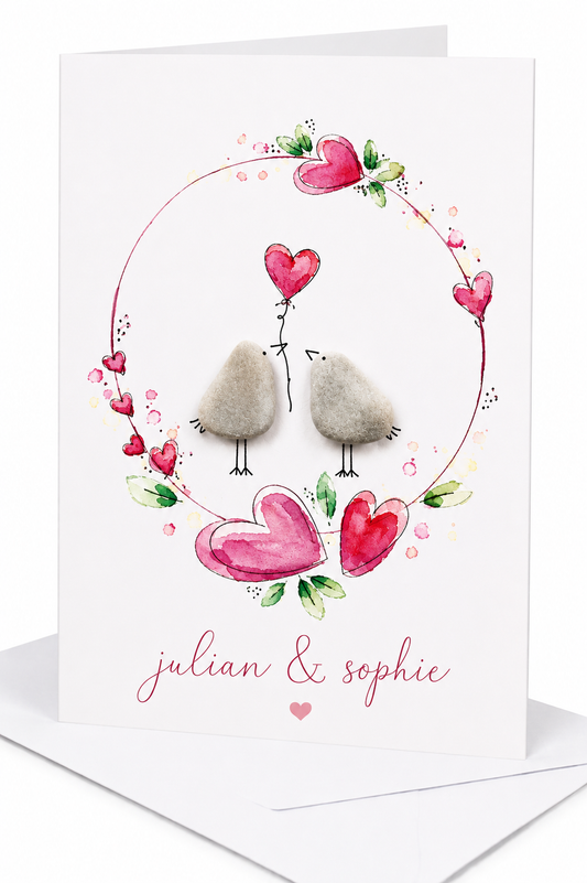 Handgemachte weiße Klappkarte mit zwei Kieselstein-Vögeln mit Herzballon im Aquarell-Herzkranz, personalisiert mit Namen – Karte zur Hochzeit, zum Jahrestag und zum Valentinstag, Grußkarte mit Umschlag