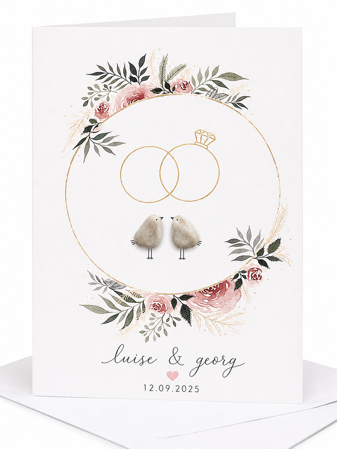 Handgemachte weiße Klappkarte mit zwei Kieselstein-Vögeln unter goldenen Eheringen und Aquarell-Rosen, personalisiert mit Namen und Hochzeitsdatum – Hochzeitskarte, Grußkarte mit Umschlag