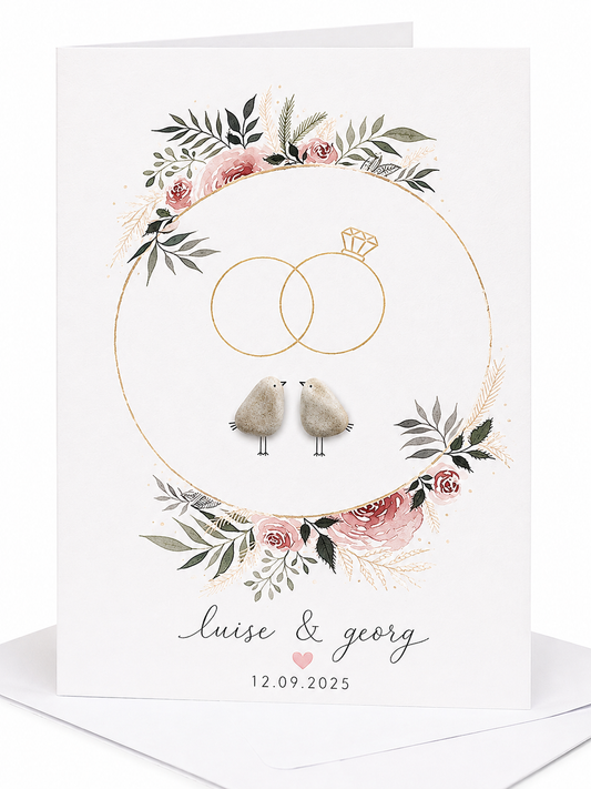Handgemachte weiße Klappkarte mit zwei Kieselstein-Vögeln unter goldenen Eheringen und Aquarell-Rosen, personalisiert mit Namen und Hochzeitsdatum – Hochzeitskarte, Grußkarte mit Umschlag
