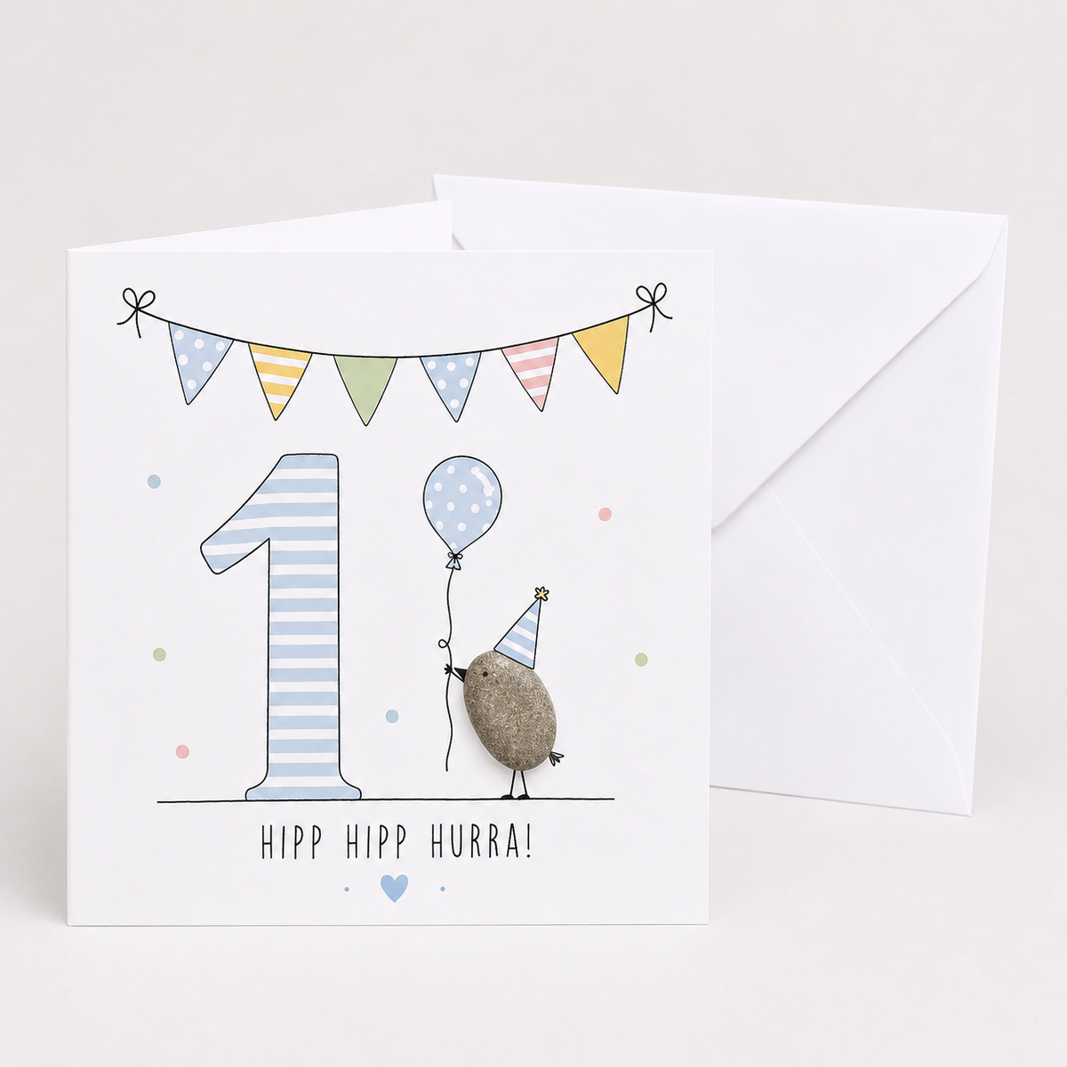 Handgemachte Klappkarte zum 1. Geburtstag mit Kieselstein-Vogel, Partyhut und blauem Luftballon, Spruch „Hipp hipp hurra!“ – Geburtstagskarte 10x10 cm mit Umschlag