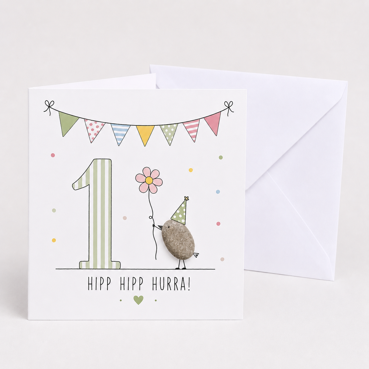 Handgemachte Klappkarte zum 1. Geburtstag mit Kieselstein-Vogel, Partyhut und rosa Blume am Faden, grüne Zahl 1, Spruch „Hipp hipp hurra!“ – Geburtstagskarte 10x10 cm mit Umschlag