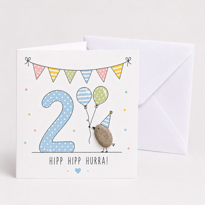 Handgemachte Klappkarte zum 2. Geburtstag mit Kieselstein-Vogel, Partyhut und zwei Luftballons, blaue Zahl 2, Spruch „Hipp hipp hurra!“ – Geburtstagskarte 10x10 cm mit Umschlag