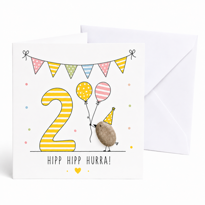 Handgemachte Klappkarte zum 2. Geburtstag mit Kieselstein-Vogel, Partyhut und zwei Luftballons, gelbe Zahl 2, Spruch „Hipp hipp hurra!“ – Geburtstagskarte 10x10 cm mit Umschlag