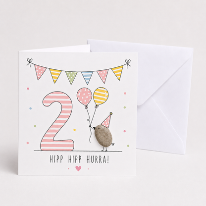 Handgemachte Klappkarte zum 2. Geburtstag mit Kieselstein-Vogel, Partyhut und zwei Luftballons, rosa Zahl 2, Spruch „Hipp hipp hurra!“ – Geburtstagskarte 10x10 cm mit Umschlag