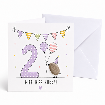 Handgemachte Klappkarte zum 2. Geburtstag mit Kieselstein-Vogel, Partyhut und zwei Luftballons, lila Zahl 2, Spruch „Hipp hipp hurra!“ – Geburtstagskarte 10x10 cm mit Umschlag