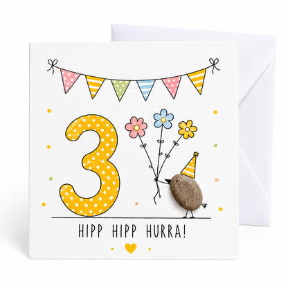Handgemachte Klappkarte zum 3. Geburtstag mit Kieselstein-Vogel, Partyhut und drei Blumen, gelbe Zahl 3, Spruch „Hipp hipp hurra!“ – Geburtstagskarte 10x10 cm mit Umschlag
