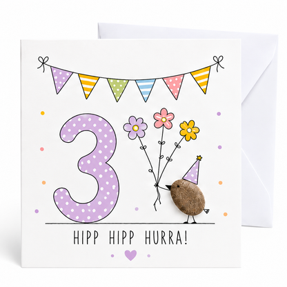 Handgemachte Klappkarte zum 3. Geburtstag mit Kieselstein-Vogel, Partyhut und drei Blumen, lila Zahl 3, Spruch „Hipp hipp hurra!“ – Geburtstagskarte 10x10 cm mit Umschlag
