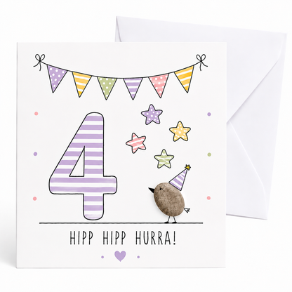Handgemachte Klappkarte zum 4. Geburtstag mit Kieselstein-Vogel, Partyhut und Sternen, lila Zahl 4, Spruch „Hipp hipp hurra!“ – Geburtstagskarte 10x10 cm mit Umschlag