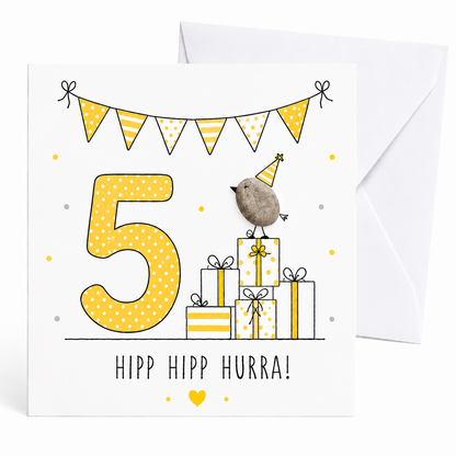 Handgemachte Klappkarte zum 5. Geburtstag mit Kieselstein-Vogel auf Geschenkestapel, Partyhut, gelbe Zahl 5, Spruch „Hipp hipp hurra!“ – Geburtstagskarte 10x10 cm mit Umschlag