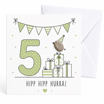 Handgemachte Klappkarte zum 5. Geburtstag mit Kieselstein-Vogel auf Geschenkestapel, Partyhut, grüne Zahl 5, Spruch „Hipp hipp hurra!“ – Geburtstagskarte 10x10 cm mit Umschlag