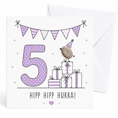 Handgemachte Klappkarte zum 5. Geburtstag mit Kieselstein-Vogel auf Geschenkestapel, Partyhut, lila Zahl 5, Spruch „Hipp hipp hurra!“ – Geburtstagskarte 10x10 cm mit Umschlag