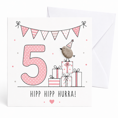 Handgemachte Klappkarte zum 5. Geburtstag mit Kieselstein-Vogel auf Geschenkestapel, Partyhut, rosa Zahl 5, Spruch „Hipp hipp hurra!“ – Geburtstagskarte 10x10 cm mit Umschlag