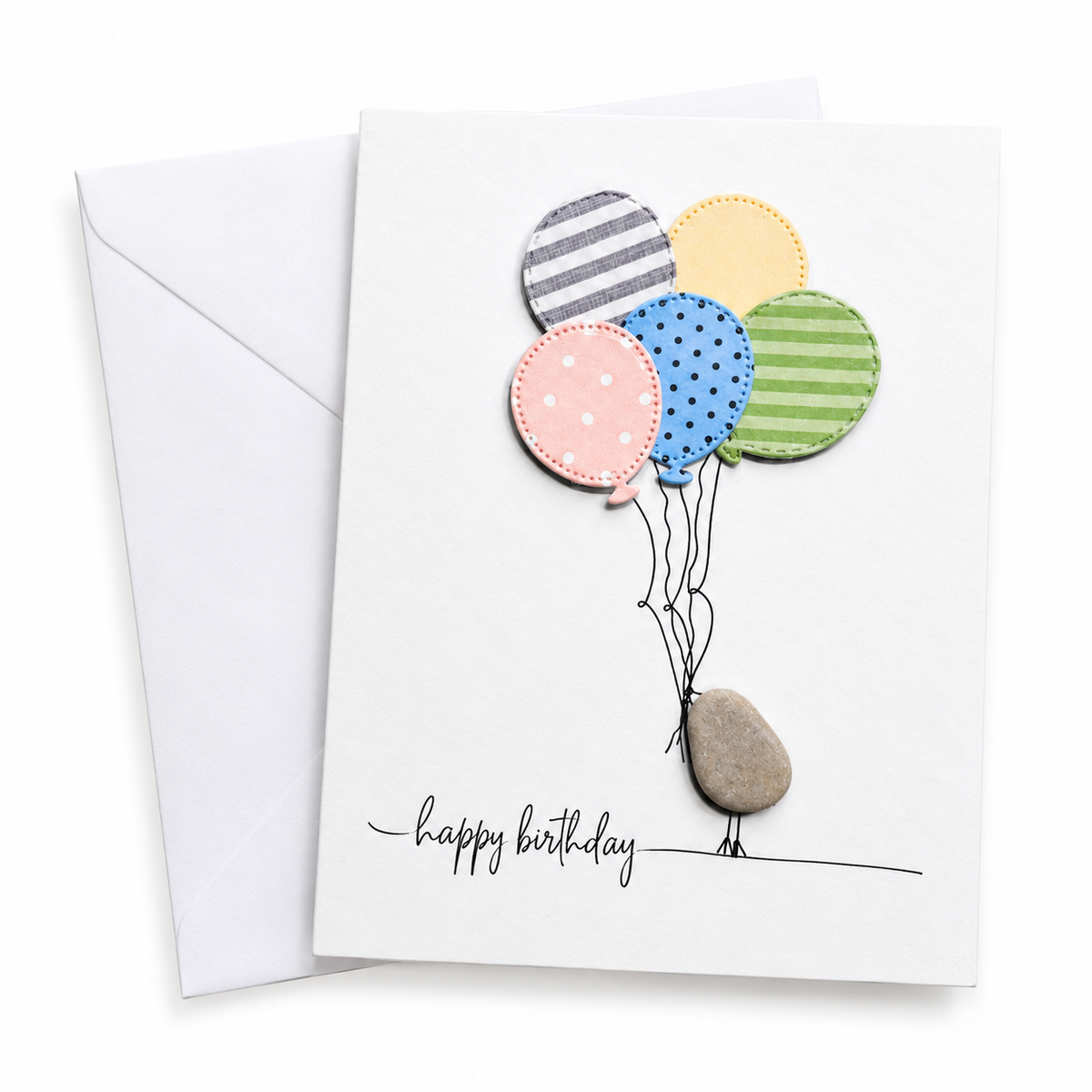 Handgemachte weiße Klappkarte mit Kieselstein-Vogel und bunten Luftballons, Spruch „happy birthday“ – Geburtstagskarte, Grußkarte mit Umschlag