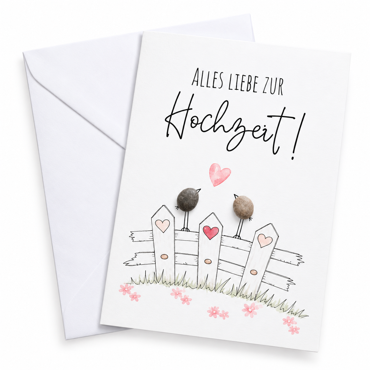 Handgemachte weiße Klappkarte mit zwei Kieselstein-Vögeln auf einem Holzzaun mit Herzen, Spruch „Alles Liebe zur Hochzeit!“ – Hochzeitskarte, Grußkarte mit Umschlag