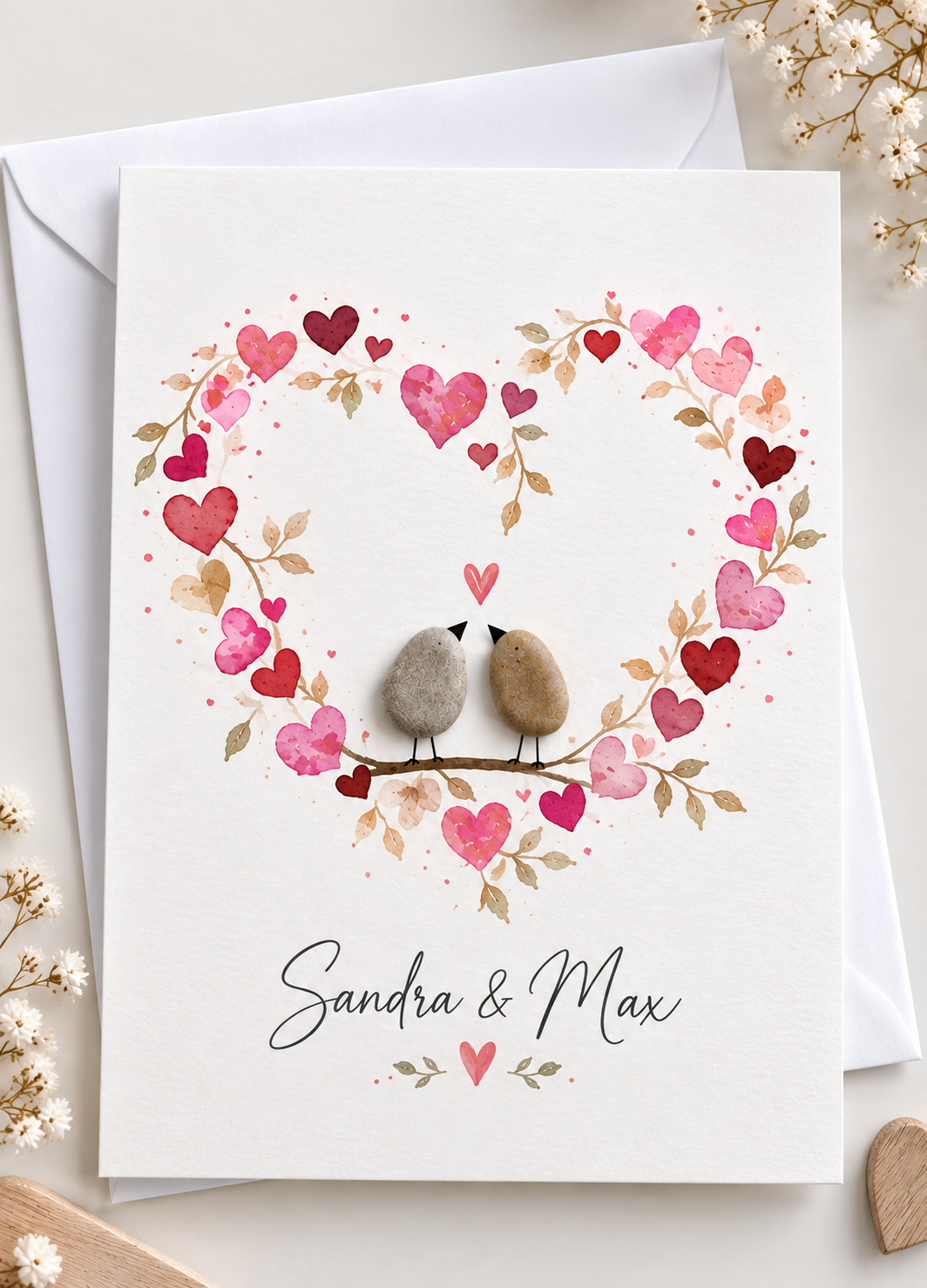 Handgemachte weiße Klappkarte mit zwei Kieselstein-Vögeln auf einem Zweig im Aquarell-Herzkranz, personalisiert mit Namen – Karte zur Hochzeit, zum Jahrestag und zum Valentinstag, Grußkarte mit Umschlag