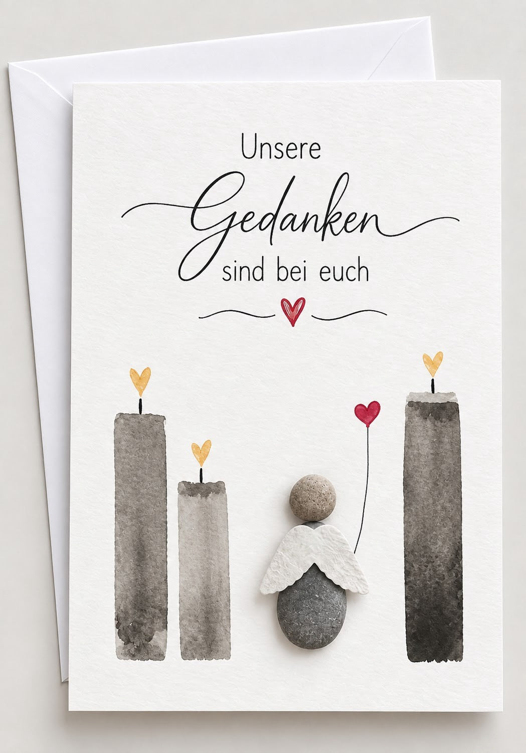 Handgemachte weiße Klappkarte mit Kieselstein-Engel mit Herzballon und vier Kerzen, Spruch „Unsere Gedanken sind bei euch“ – Trauerkarte zur Anteilnahme, Grußkarte mit Umschlag