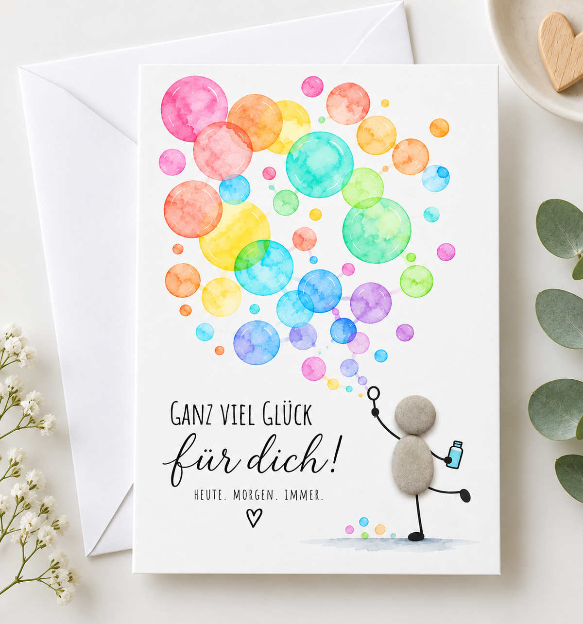Handgemachte weiße Klappkarte mit Kieselstein-Figur und bunten Aquarell-Seifenblasen, Spruch „Ganz viel Glück für dich! Heute. Morgen. Immer.“ – Glückwunschkarte, Grußkarte mit Umschlag