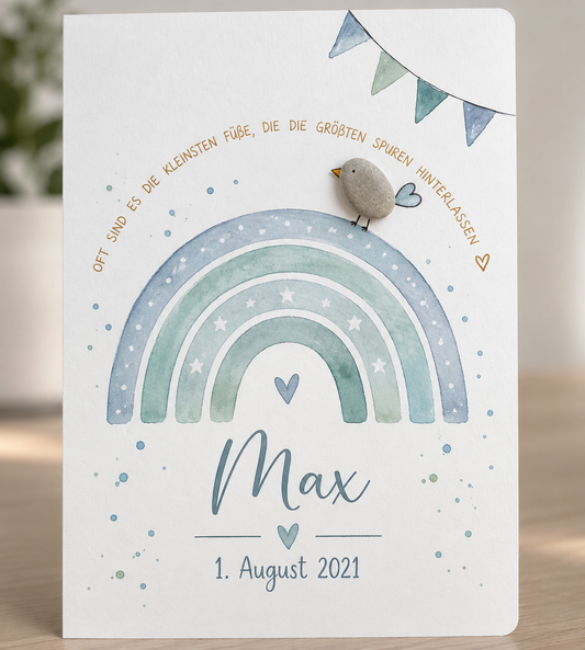 Handgemachte weiße Klappkarte mit Kieselstein-Vogel auf blauem Aquarell-Regenbogen, personalisiert mit Name und Geburtsdatum, Spruch „Oft sind es die kleinsten Füße, die die größten Spuren hinterlassen“ – Karte zur Geburt eines Jungen, Grußkarte mit Umschlag