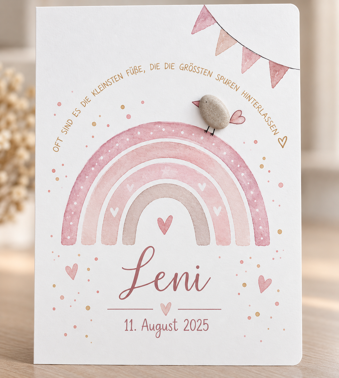 Handgemachte weiße Klappkarte mit Kieselstein-Vogel auf rosa Aquarell-Regenbogen, personalisiert mit Name und Geburtsdatum, Spruch „Oft sind es die kleinsten Füße, die die größten Spuren hinterlassen“ – Karte zur Geburt eines Mädchens, Grußkarte mit Umschlag