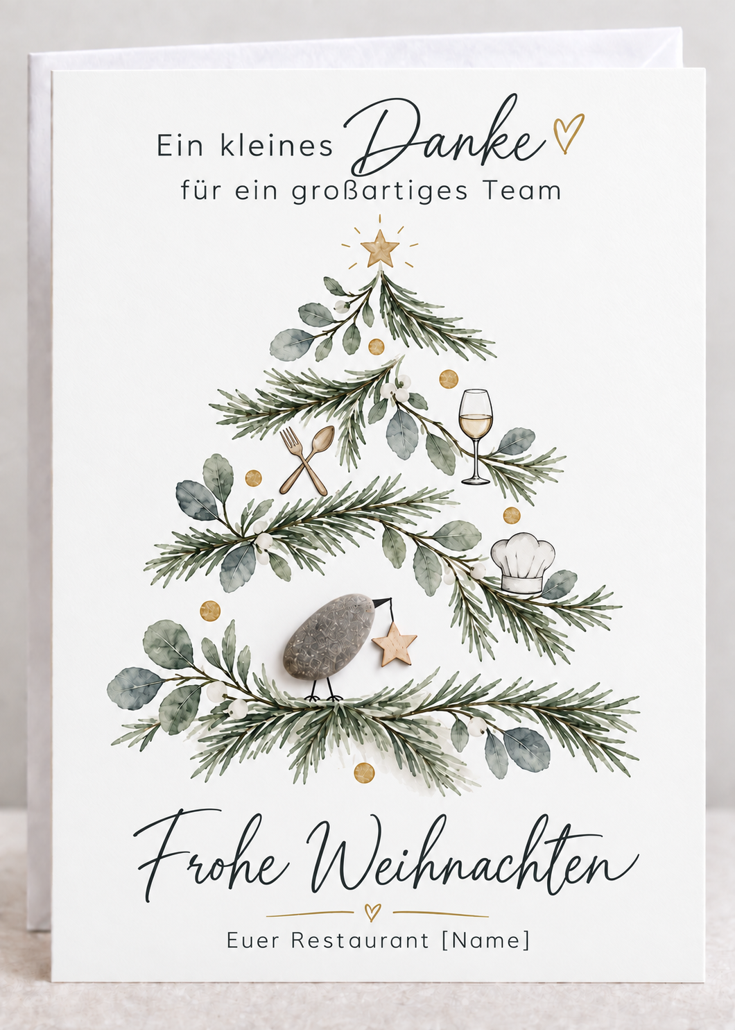 Handgemachte weiße Klappkarte mit Kieselstein-Vogel und Holzstern im Tannenzweig-Weihnachtsbaum mit Besteck, Weinglas und Kochmütze, Spruch „Ein kleines Danke für ein großartiges Team“ – Weihnachtskarte für das Restaurant-Team, Grußkarte mit Umschlag