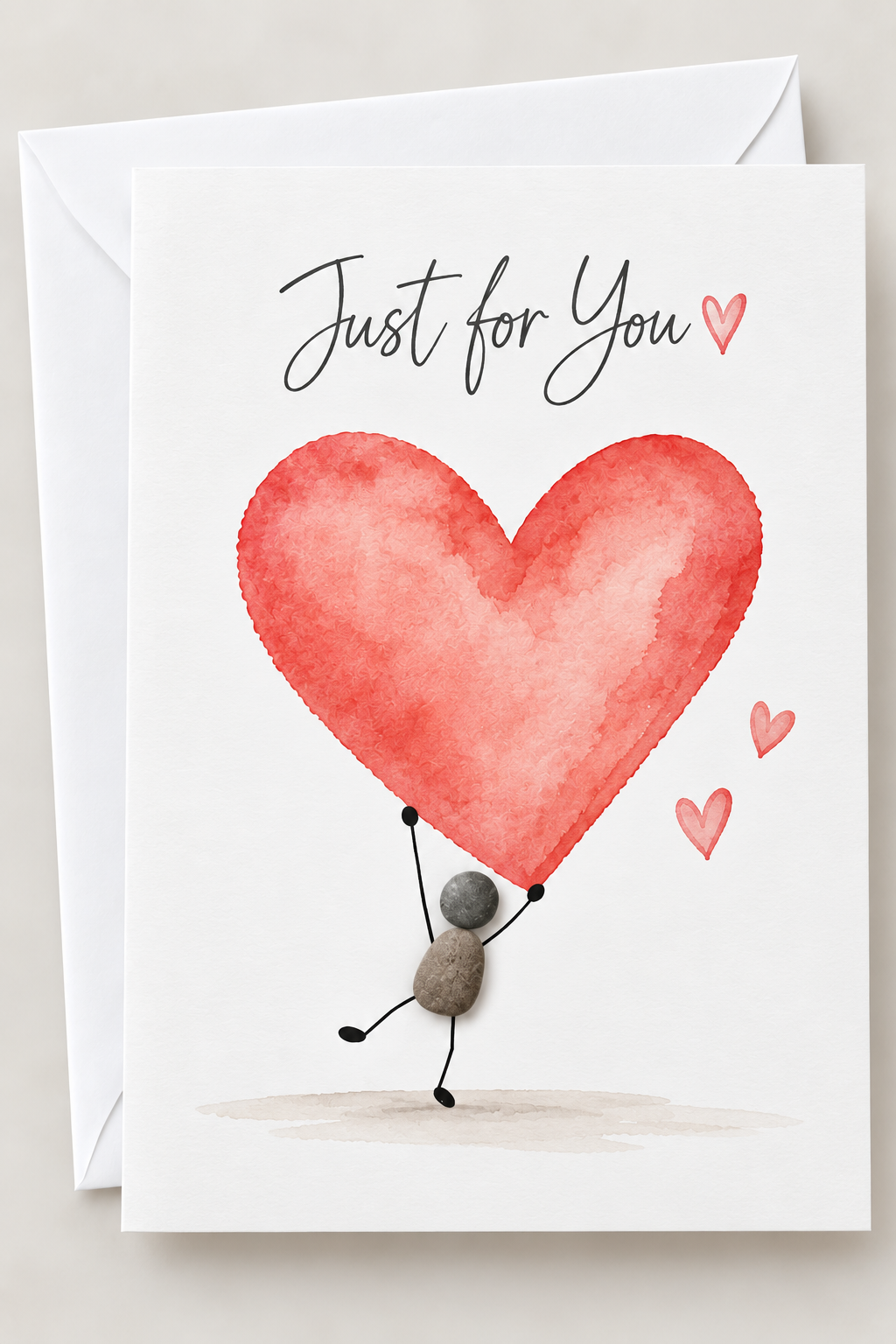 Handgemachte weiße Klappkarte mit Kieselstein-Figur, die ein großes rotes Herz trägt, Spruch „Just for You“ – Liebeskarte und Karte für Freunde, Grußkarte mit Umschlag