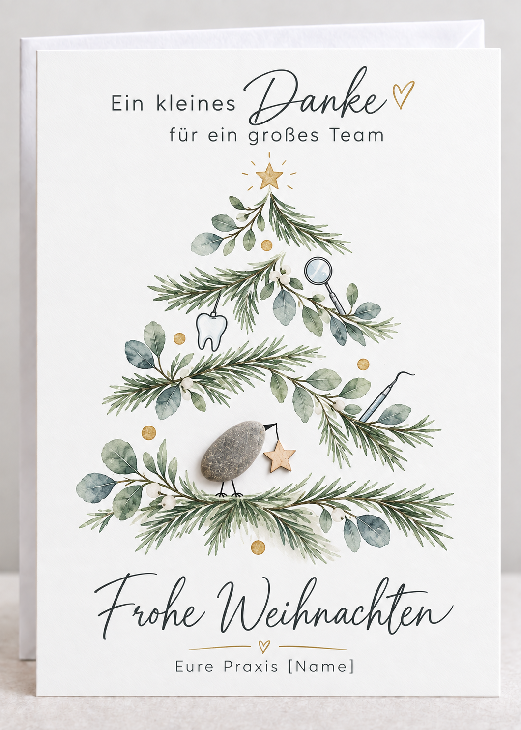 Handgemachte weiße Klappkarte mit Kieselstein-Vogel und Holzstern im Tannenzweig-Weihnachtsbaum mit Zahn, Zahnspiegel und Sonde, Spruch „Ein kleines Danke für ein großes Team“ – Weihnachtskarte für die Zahnarztpraxis, Grußkarte mit Umschlag